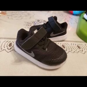 Nike free RN toddler shoes size 5
